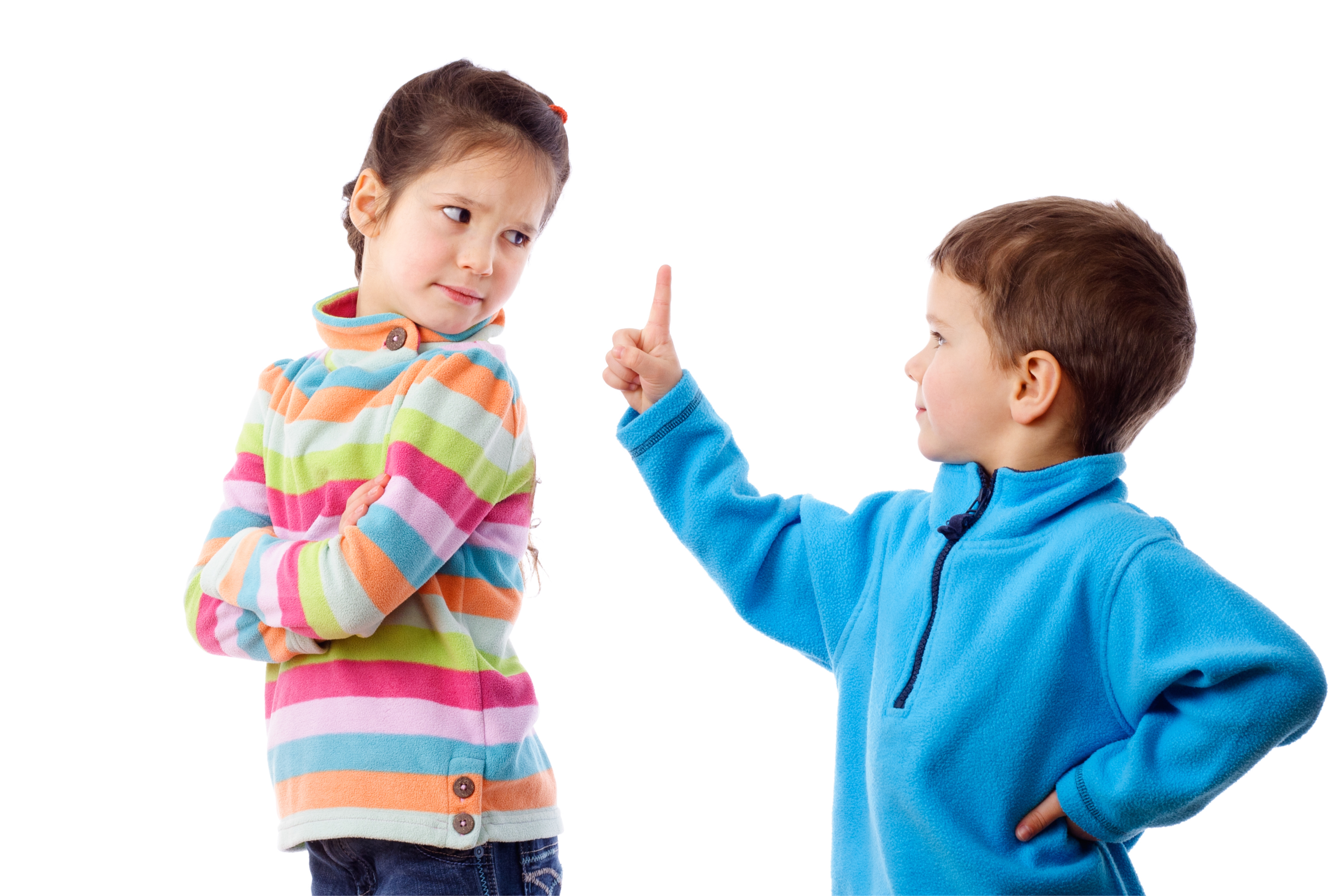 Споры в детском саду. Спор мальчика и девочки. Два мальчика спорят. Два ребенка спорят. Мальчик и девочка спорят.